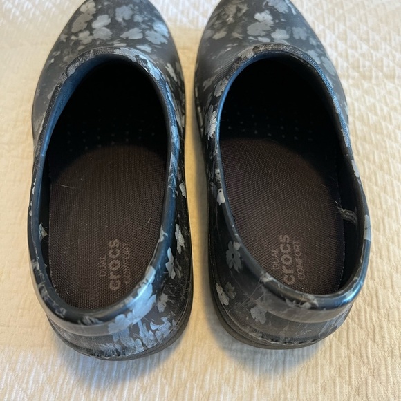 Croc workwear. Black and gray floral. Slip resistant.  Size 7. - Picture 4 of 5